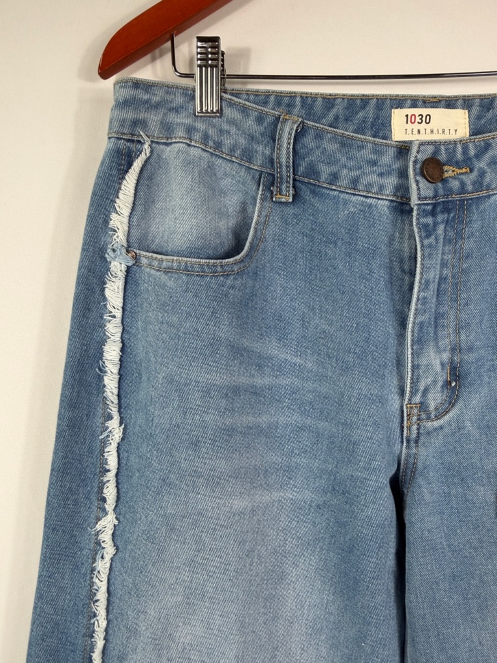 NWT Twist Relaxed Low RiseWide Leg Frayed Seam Jeans - Light Blue. Size 7 / 28 - Picture 5 of 9